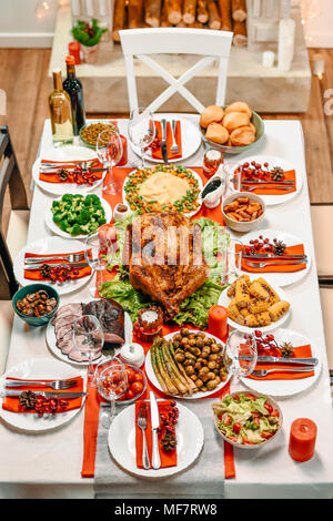 Tabelle für Weihnachten Abendessen serviert. Stockfoto