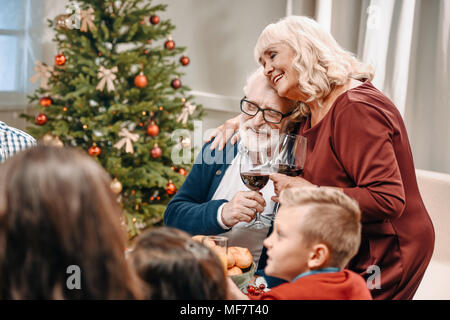 Senior paar Anstoßen auf Weihnachten Stockfoto