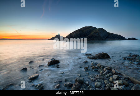 Atemberaubenden Sonnenaufgang über dem Mumbles Leuchtturm in Swansea Bay an der Südküste von Wales Stockfoto