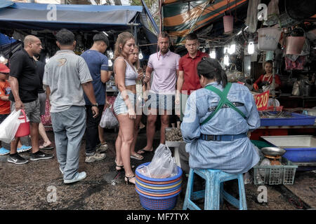 Thailand Straßenmarkt. Touristen kaufen Lebensmittel Südostasien Stockfoto