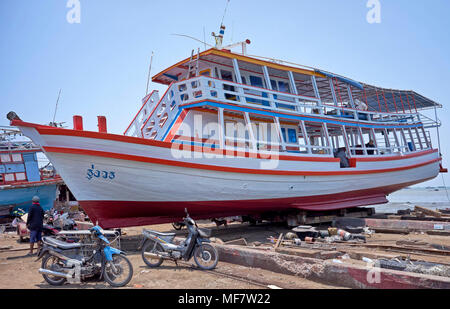Boot Reparatur und Renovierung Hof mit traditionellen thailändischen Touristenboot in Überarbeitung, Thailand, Südostasien Stockfoto