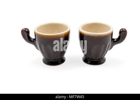 Kaffeetassen sind klein, braun. Auf weissem Hintergrund. Stockfoto