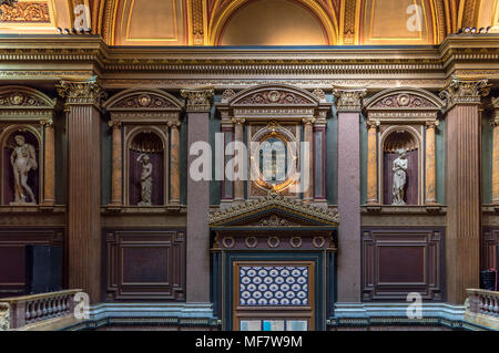 CAMBRIDGE, ENGLAND - 23. April 2016: Innenraum des FitzWilliam Museum für Antiquitäten und Kunst in Cambridge, England Stockfoto