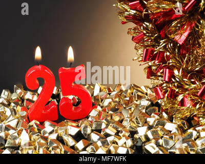 Zusammenfassung Hintergrund für Geburtstag oder Jubiläum. Rote Kerzen, Nr. 25. Stockfoto