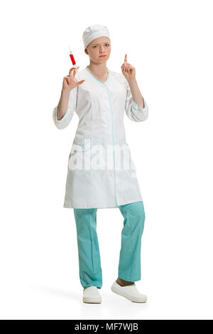 Schöne junge Frau Doktor der medizinischen Robe halten Sie die Spritze in der Hand. Stockfoto