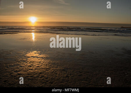 Sonnenaufgang am Strand, Puerto de Sagunto, Valencia. Stockfoto