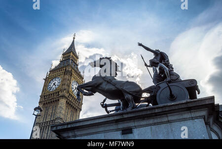 Big Ben, London, Vereinigtes Königreich - Ein Blick auf die beliebtesten Sehenswürdigkeiten mit der Statue von Boadicea, der Clock Tower bekannt als Big Ben gegen einen blauen und Clou Stockfoto