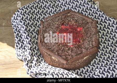 Schwarzwälder Kirschtorte reichen dunklen Schokolade Kuchen Schichten mit Sahne und Sauerkirschen auf der Oberseite gefüllt. Stockfoto