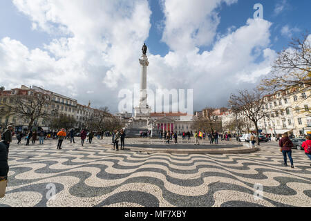 Menschen gehen in Dom Pedro IV, auch genannt Rossio, in Lissabon, Portugal Stockfoto