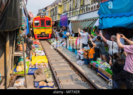 Samut Songkhram, Thailand - Januar 21, 2018: Touristen Fotos von Vintage Zug durch Bahn frische Markt in Samut Songkhram, Thailan Stockfoto