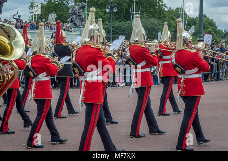 LONDON, ENGLAND - 26. Juni 2016 - Die Wachablösung am Buckingham Palace, London, Vereinigtes Königreich Stockfoto