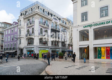 Menschen gehen in Dom Pedro IV, auch genannt Rossio, in Lissabon, Portugal Stockfoto