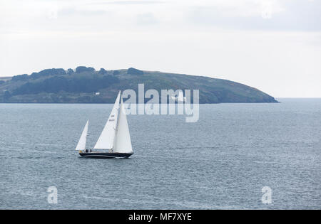 Yatch in der Bucht bei Swanpool in der Nähe von Falmouth Cornwall Stockfoto