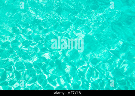 Türkisblau Riss Schwimmbad Wasser Hintergrund, Sommer-Konzept Stockfoto