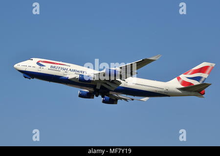 British Airways Boeing 747 G-BNLY nimmt am Flughafen London Heathrow, Großbritannien Stockfoto