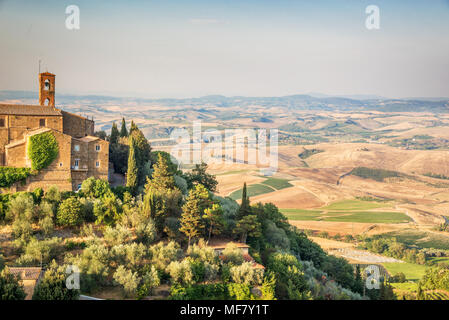 Blick auf Montalcino, Landschaft Landschaft im Hintergrund, Toskana, Italien Stockfoto