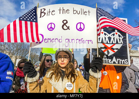 Junge Schülerin holding Protest mit amerikanische Flaggen. März für unser Leben Kundgebung gegen Waffengewalt am 24. März 2018 in Washington, DC. Stockfoto