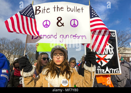 Junge Schülerin holding Protest mit amerikanische Flaggen. März für unser Leben Kundgebung gegen Waffengewalt am 24. März 2018 in Washington, DC. Stockfoto