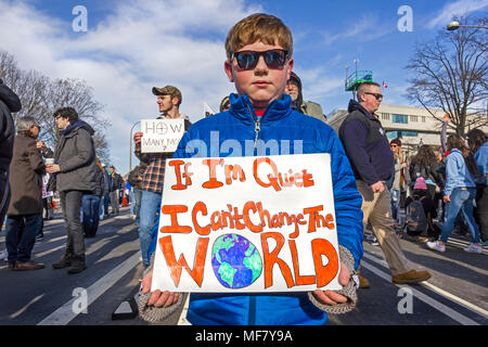 Junge mit hausgemachten Protest anmelden. März für unser Leben Kundgebung gegen Waffengewalt am 24. März 2018 in Washington, DC. Stockfoto