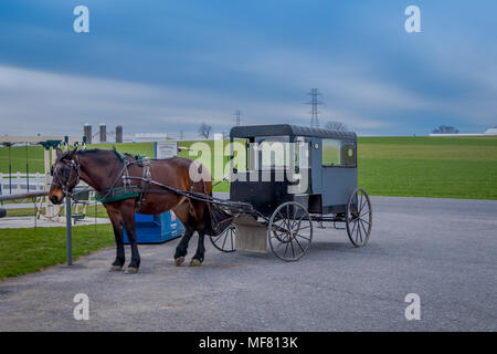 Pennsylvania, USA, April, 18, 2018: Ansicht der geparkten Amish Buggy Schlitten in einer Farm mit einem Pferd für einen ziehen Sie das Auto an Straßen verwendet, während wunderschöne Bewölkter Tag Stockfoto