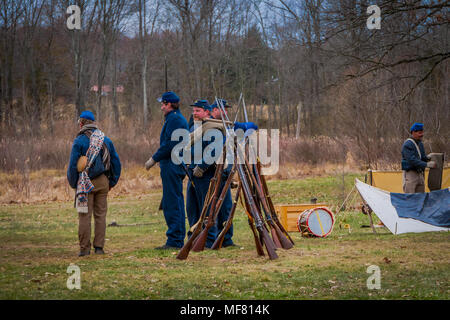 MOORPARK, CA, USA - 18. APRIL 2018: Menschen tragen Uniform während des Bürgerkriegs Darstellung Reenactment in Moorpark, Üben für die Veranstaltung ist die größte Schlacht reenactment Stockfoto