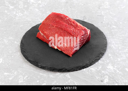 Rohes Rindfleisch Fleisch: frisches Rindfleisch Schweinefleisch big Filet auf schiefer Platte. Stockfoto