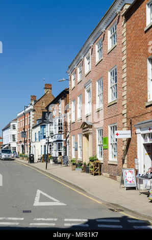 Geschäfte und Pubs in der High Street in der hübschen Marktstadt Shipston-on-Stour in Warwickshire, Großbritannien Stockfoto