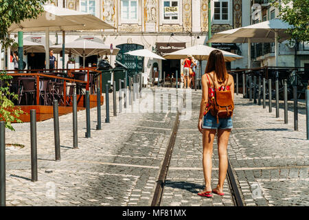 Lissabon, Portugal - 13. AUGUST 2017: Touristen zu Fuß die Innenstadt von Lissabon Stadt in Portugal Stockfoto