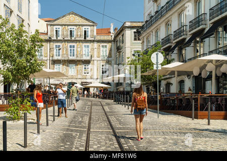 Lissabon, Portugal - 13. AUGUST 2017: Touristen zu Fuß die Innenstadt von Lissabon Stadt in Portugal Stockfoto