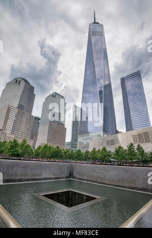 NEW YORK CITY - 13. JULI 2017: Denkmal am World Trade Center Ground Zero das Denkmal wurde am 10. Jahrestag der Sept. 11, 2001 gewidmet Stockfoto