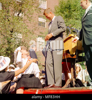 SWPC-JFK-C 004-012 17 Oktober 1960 Mitglieder einer Ohio Menge grüße Senator John F. Kennedy nach seiner Rede. Bitte ven der Credit Walnum, die Sven Walnum Fotosammlung. John F. Kennedy Presidential Library und Museum, Boston' Stockfoto