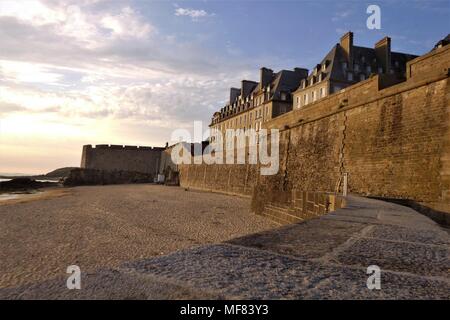 Sonnenuntergang auf den Wällen der Stadt Saint Malo, Bretagne, Frankreich Stockfoto