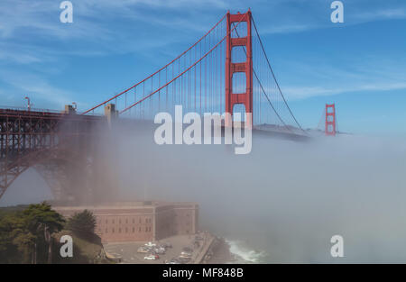 Das historische Fort Point an der Golden Gate Bridge inmitten des dichten Nebel auf einer frühen Frühling Morgen in San Francisco, Kalifornien, USA. Stockfoto