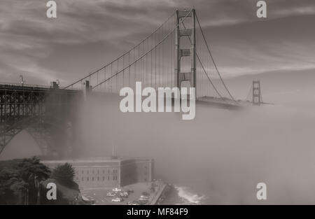 Das historische Fort Point an der Golden Gate Bridge inmitten des dichten Nebel auf einer frühen Frühling Morgen in San Francisco, Kalifornien, USA. Stockfoto