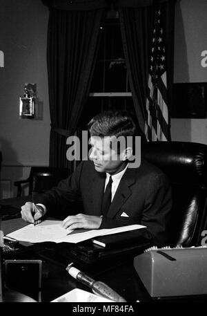 ST-62--459-7 23 Oktober 1962 Proklamation Unterzeichnung, Verbot der Lieferung von Offensiven Raketen auf Kuba, 7:05 Uhr. [Weiße Flecken im Ganzen negativ. Leichte Kratzer in der linken oberen Ecke von negativ.] Bitte credit' Cecil Stoughton. Weiße Haus Fotos. John F. Kennedy Presidential Library und Museum, Boston". Stockfoto
