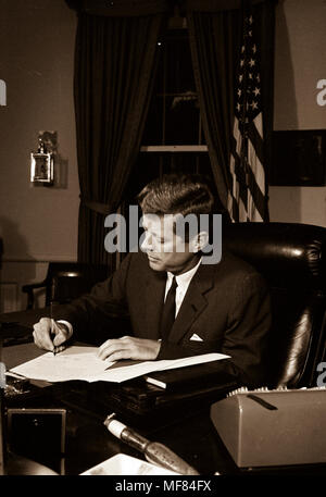 ST-62--459-7 23 Oktober 1962 Proklamation Unterzeichnung, Verbot der Lieferung von Offensiven Raketen auf Kuba, 7:05 Uhr. [Weiße Flecken im Ganzen negativ. Leichte Kratzer in der linken oberen Ecke von negativ.] Bitte credit' Cecil Stoughton. Weiße Haus Fotos. John F. Kennedy Presidential Library und Museum, Boston". Stockfoto