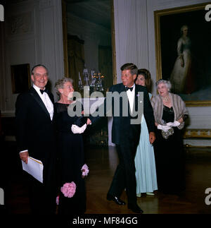 KN-C 21297 29 April 1962 Abendessen zu Ehren der Nobelpreisträger, 8:00 Uhr. Bitte Kredit" Robert Knudsen. Weiße Haus Fotos. John F. Kennedy Presidential Library und Museum, Boston' Stockfoto