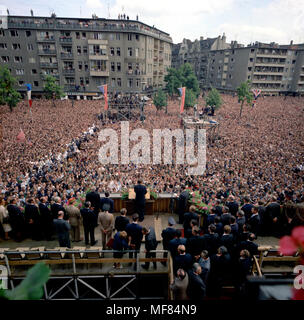 KN-C 29248 vom 26. Juni 1963 Präsident John F. Kennedy liefert eine Adresse in West Berlin. Fotografie ist eine hintere Ansicht von Präsident Kennedy und andere auf dem Podium und zeigt die große Volksmenge und Kameraleute die Adresse anzeigen. Rathaus, West Berlin, Deutschland. Bitte Quelle: Robert Knudsen, White House/John F. Kennedy Presidential Library und Museum, Boston. Stockfoto