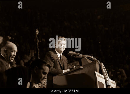 ST-B 452-20-62 6 Oktober 1962 Präsident John F. Kennedy die Bohne am Hippodrom in St. Paul, Minnesota, 6. Oktober 1962 Adressen. Auch auf der Plattform in den Vordergrund gesehen werden vom Staat Demokratische Vorsitzende George Farr und Minnesota Attorney General Walter F. Mondale. Foto von Cecil Stoughton im John F. Kennedy Presidential Library und Museum, Boston. Stockfoto