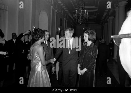 KN -26706 12. Februar 1963 Präsident John F. Kennedy und der First Lady Jacqueline Kennedy grüße Zwei nicht identifizierte Gäste beim Empfang zu Ehren des Hundertjährigen der Emanzipation-proklamation in der Halle am Weißen Haus, 12. Februar 1963. Foto von Robert Knudsen in der John-F.-Kennedy Presidential Library und Museum, Boston. Stockfoto