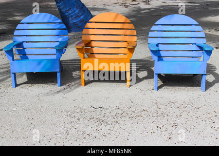 Drei helle farbige liegen auf dem Sand mit unten kopieren. Stockfoto