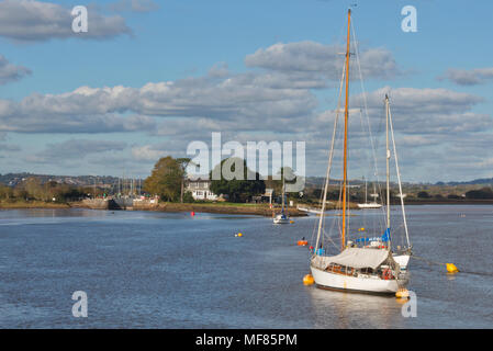 Yachten vor Anker vor Rasen Sperre am Eingang der Exeter Canal auf dem River Exe in Devon, England an einem sonnigen Herbsttag, mit blauer Himmel Stockfoto
