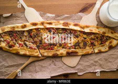 Türkische Pide mit Käse und gewürfelten Fleisch / Kusbasili Kasarli Pide. Stockfoto