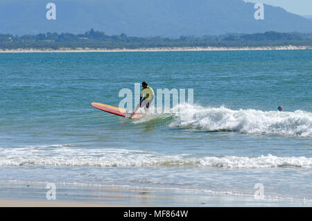 Menschen surfen Wandern und Entspannen auf Wategos Beach Byron Bay Stockfoto