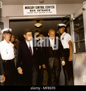 KN-C 20243 23 Feb 1962 Präsident John F. Kennedy und der Astronaut John Glenn in Cape Canaveral, Florida, Quecksilber Control Center für die Präsentation der NASA DSM an Glenn. Bitte Kredit" Robert Knudsen, White House/John F. Kennedy Presidential Library und Museum, Boston' Stockfoto