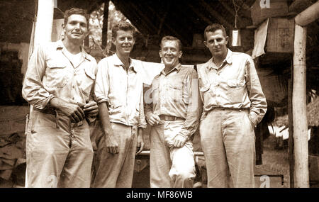 PC97 Tulagi, die Salomonen, 1943 L-R: George 'Barney' Ross, John F. Kennedy, Paul 'Rot' Fay, James "Jim" Reed. Bitte schreiben Sie "John Fitzgerald Kennedy Library, Boston". Stockfoto