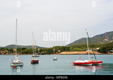 PUERTO PORTALS, MALLORCA, SPANIEN - 24 April 2018: Luxus Yachten im Yachthafen von Puerto Portals an einem bewölkten Tag günstig am 24. April 2018 in Mallorc Stockfoto