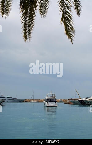 PUERTO PORTALS, MALLORCA, SPANIEN - 24 April 2018: Luxus Yachtcharter Segel im Yachthafen von Puerto Portals an einem bewölkten Tag am 24. April 2018 in Mallo Stockfoto