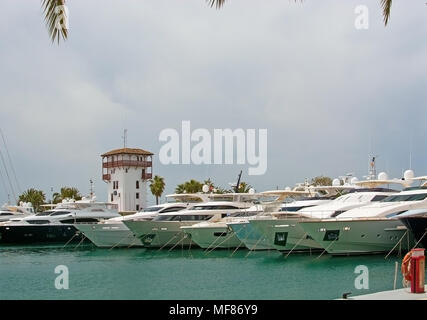 PUERTO PORTALS, MALLORCA, SPANIEN - 24 April 2018: Luxus Yachten im Yachthafen von Puerto Portals an einem bewölkten Tag günstig am 24. April 2018 in Mallorc Stockfoto