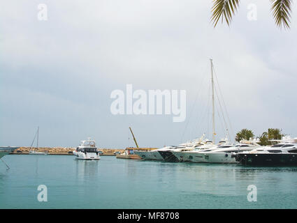 PUERTO PORTALS, MALLORCA, SPANIEN - 24 April 2018: Luxus Yachten im Yachthafen von Puerto Portals an einem bewölkten Tag günstig am 24. April 2018 in Mallorc Stockfoto